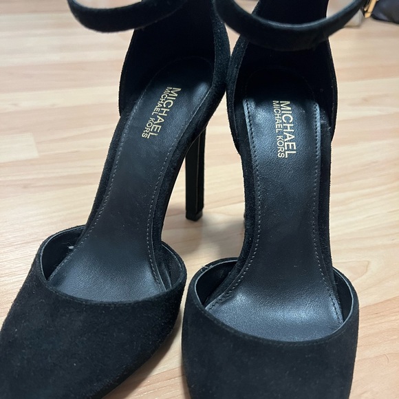 Pre-loved Michael Kors suede black pointed toe heels. Excellent condition. - Picture 4 of 5